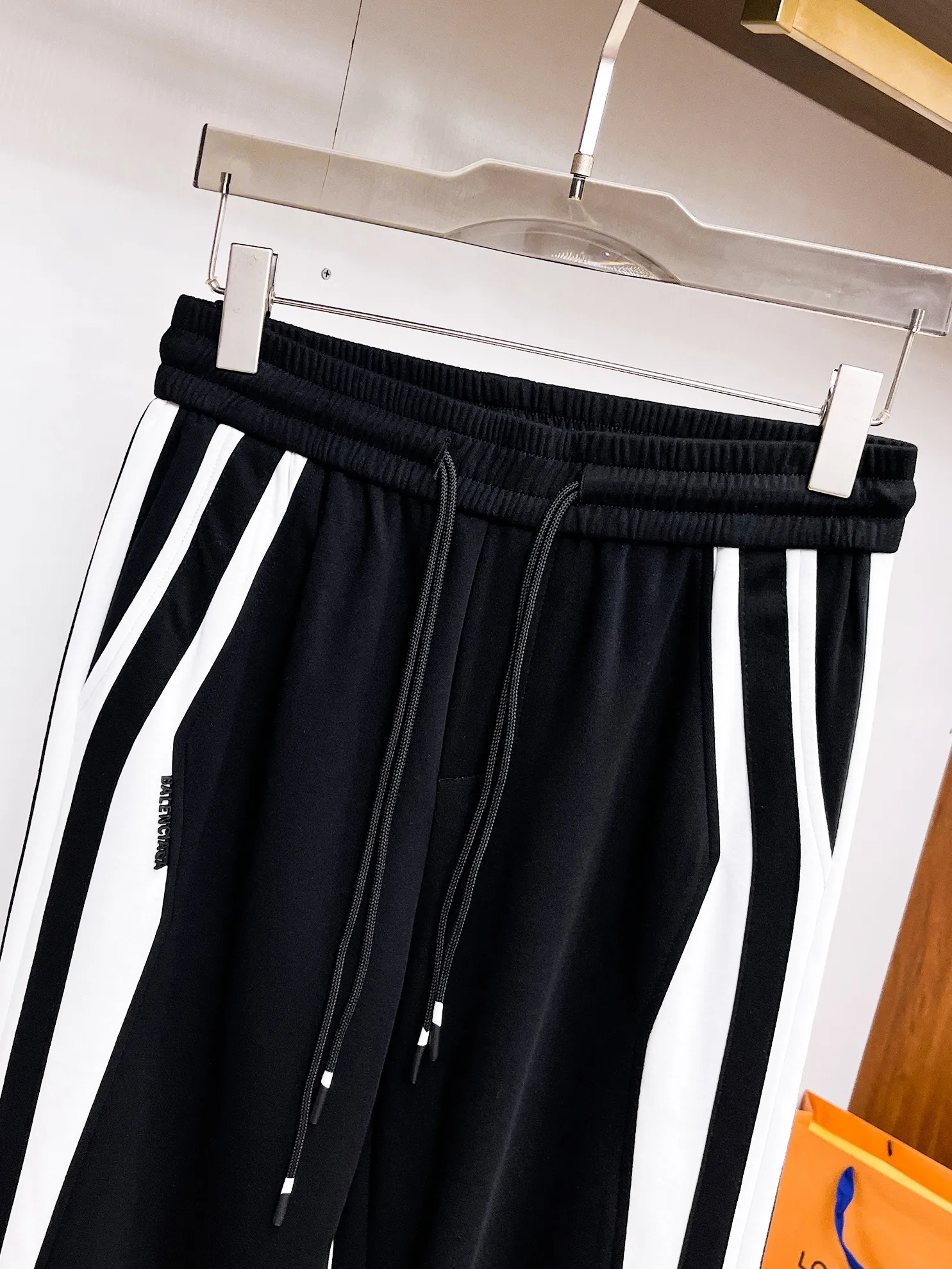 Balenciaga 🆕2026 Autumn and Winter New Arrival Casual Pants! The official website will be released simultaneously. Brand Classic LOGO casual pants, customized fabrics, excellent comfort and strong touch. Highly recognisable, perfect appearance and craftsmanship. Size:M-3XL